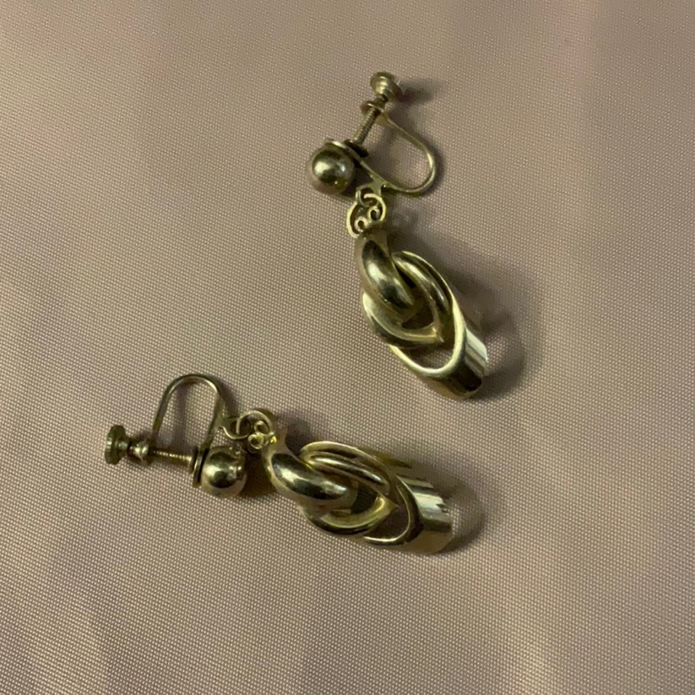 Screw back earring